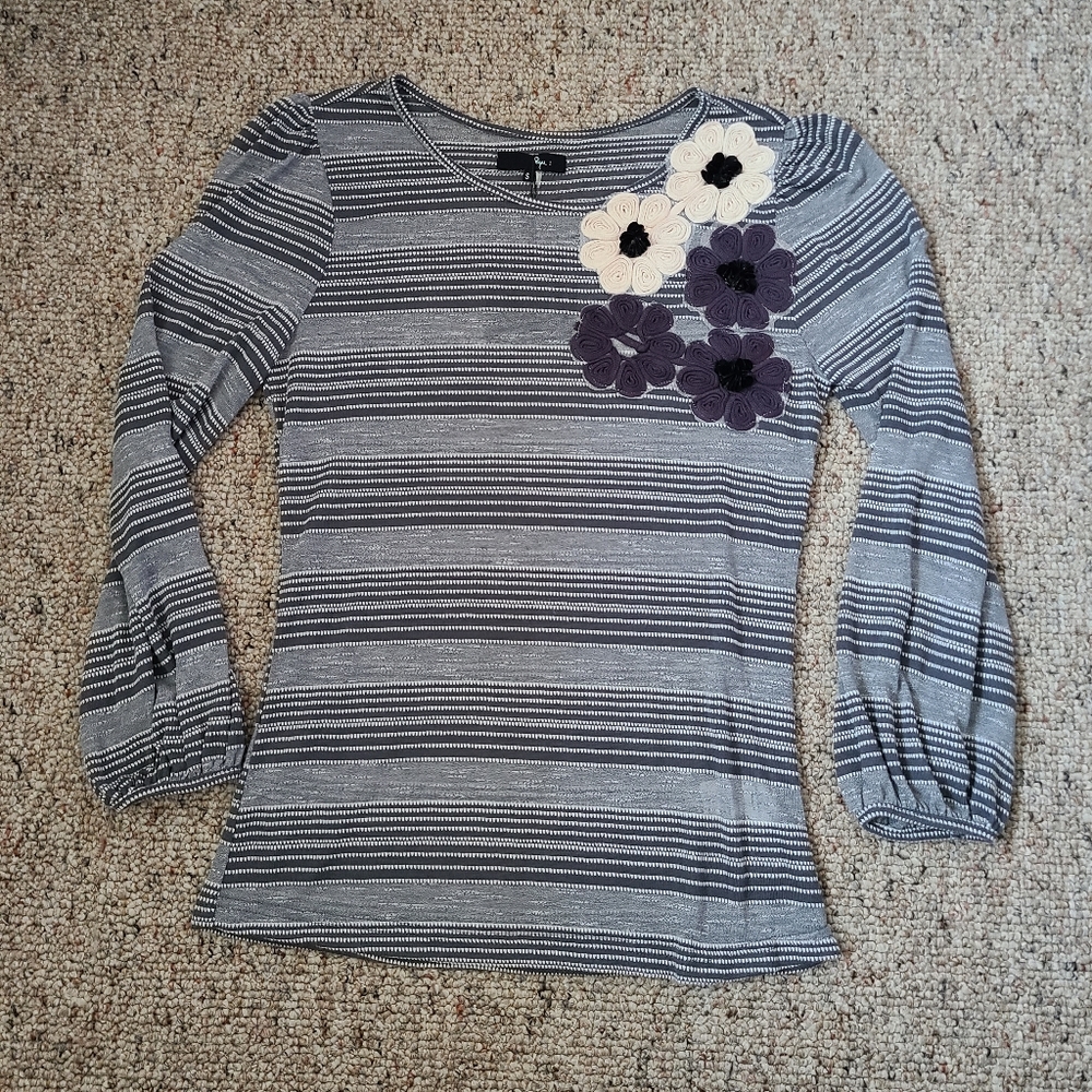 NWT Ryu: Long Sleeve Floral Detail Long Sleeve Top Size Small